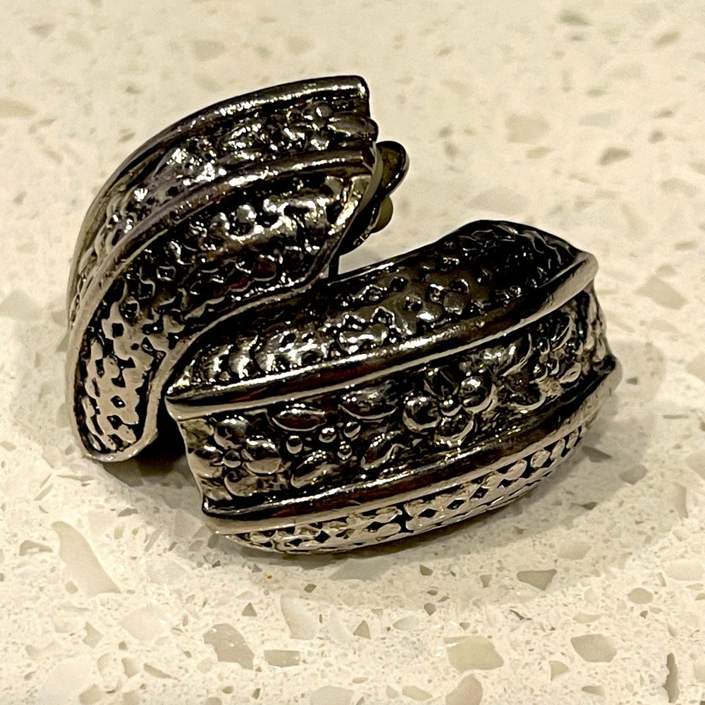 Stainless Steel Clip-On Earrings Weigh 30 Grams